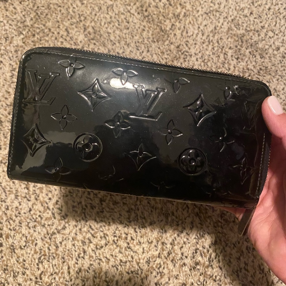 Black Louis Vuitton Vernis Leather Zippy Wallet